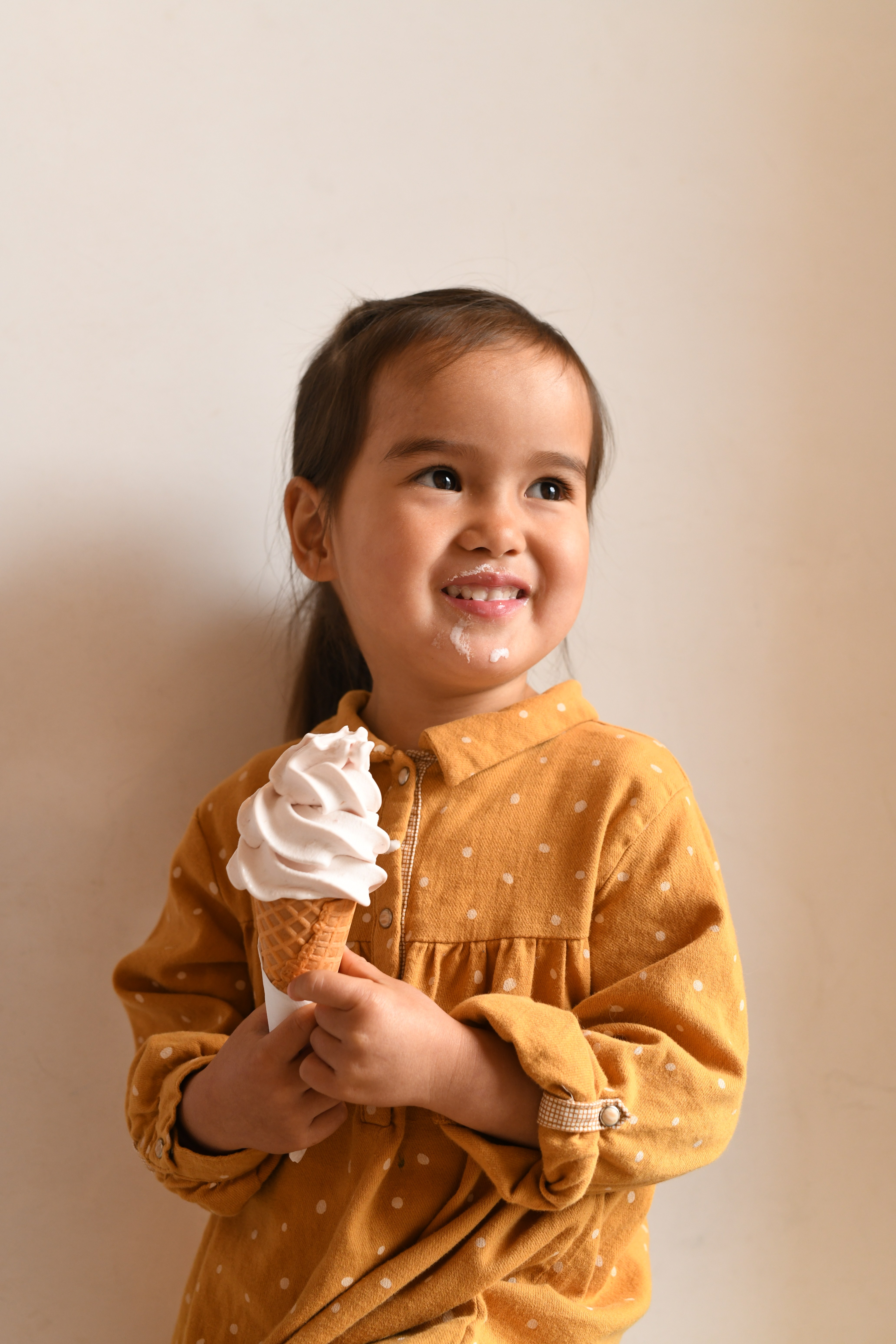 ジェラートを食べる子ども