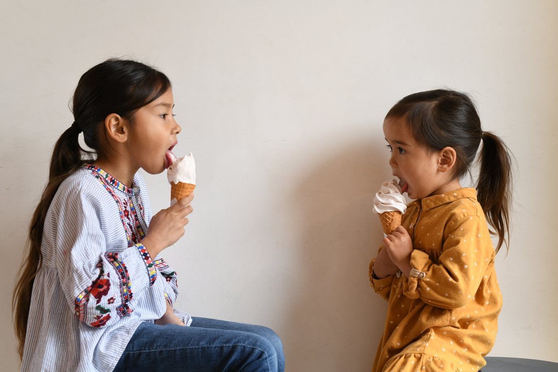 ジェラートを食べる子どもたち